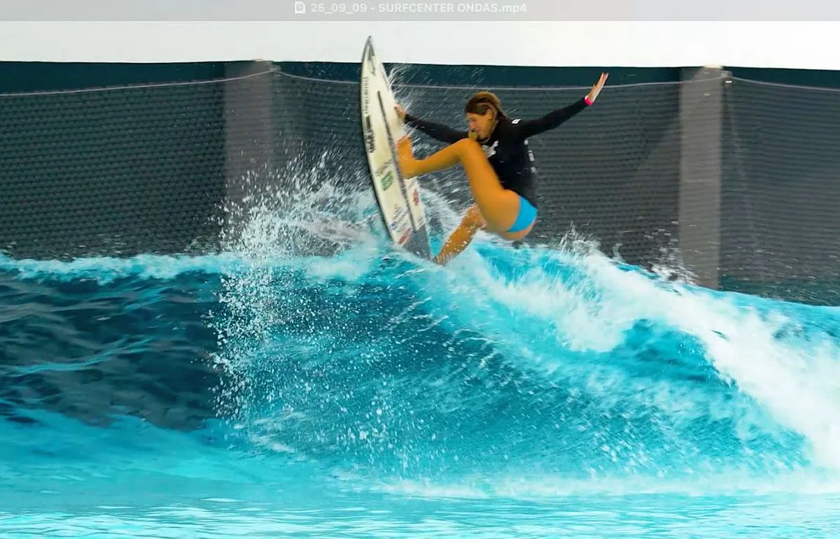Imagem mostra mulher fazendo manobra em onda artificial do SurfCenter