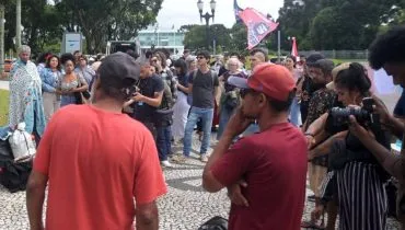 Imagem mostra um protesto contra a internação forçada em Curitiba.