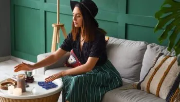 A prática da "carta do dia" combina tarot e mindfulness para criar momentos de reflexão consciente no cotidiano (Imagem: Pixel-Shot | Shutterstock)