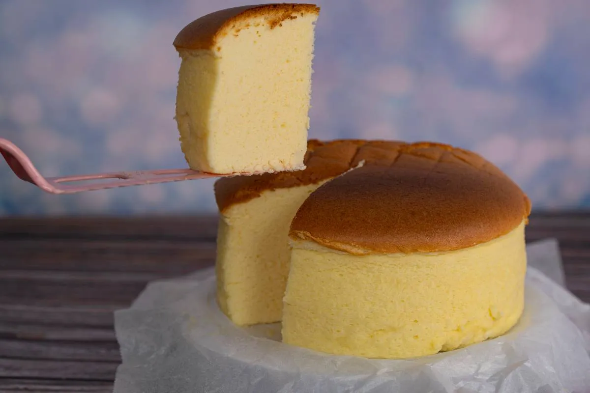 Imagem mostra um delicioso bolo chamado cheesecake japonês