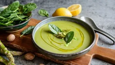 Sopa de aspargos e espinafre (Imagem: NoirChocolate | Shutterstock)