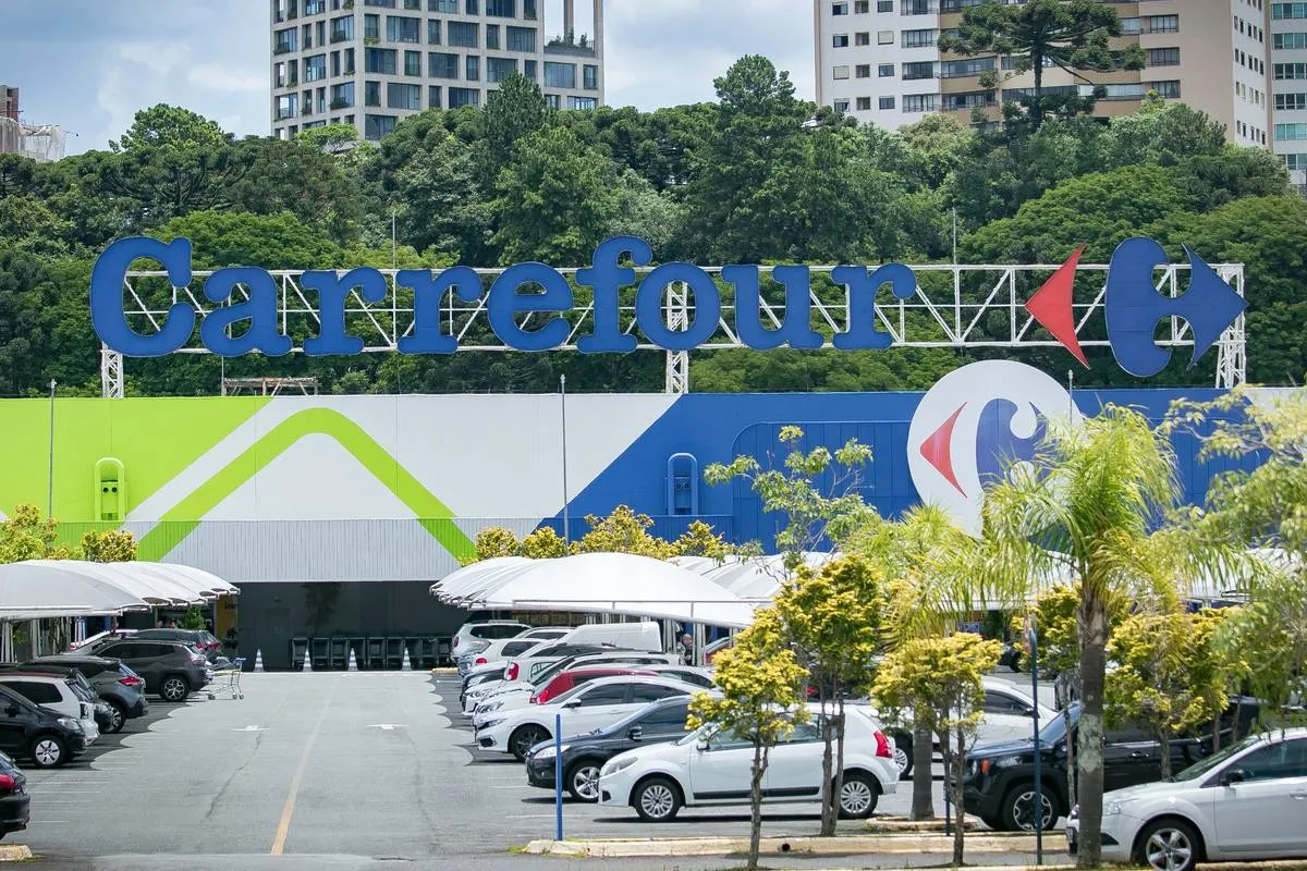 Imagem mostra a fachada do Carrefour Champagnat.