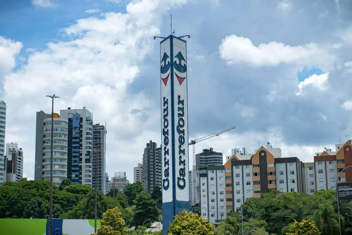 Imagem mostra a fachada do Carrefour Champagnat.