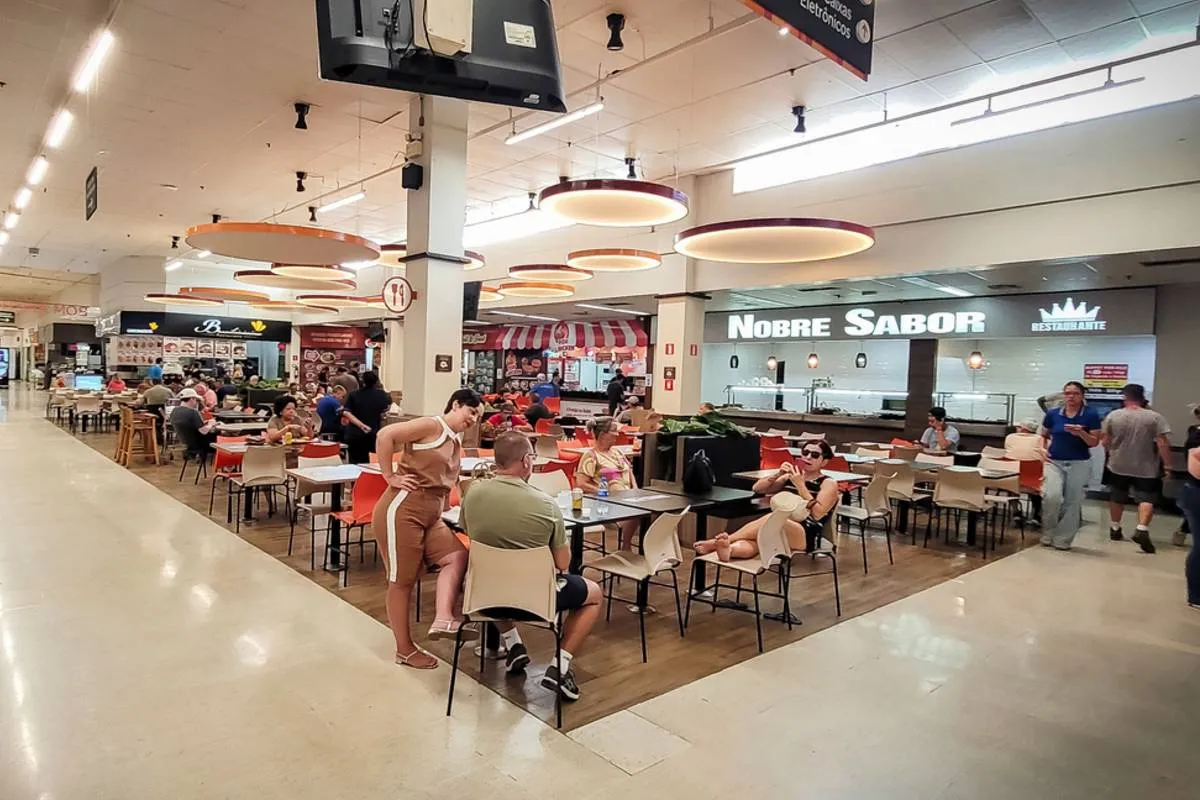 Imagem mostra a galeria dentro do Carrefour Champagnat.