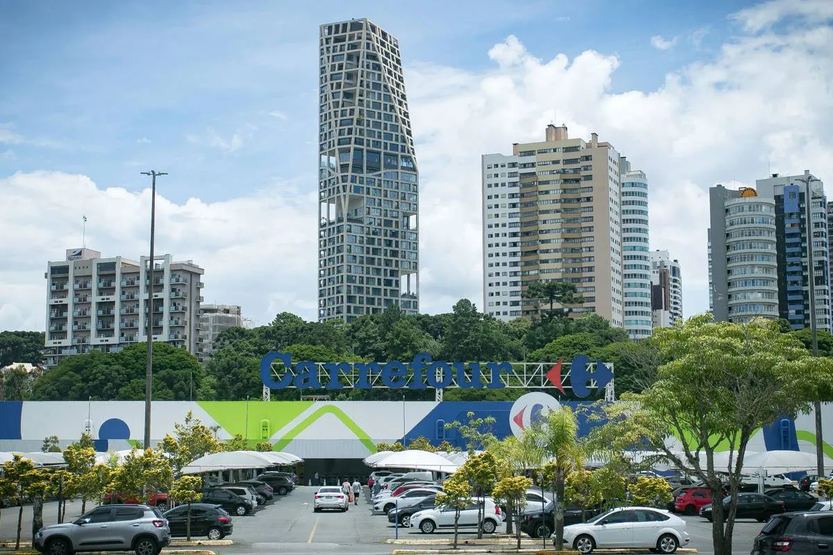 Imagem mostra a fachada do Carrefour Champagnat.