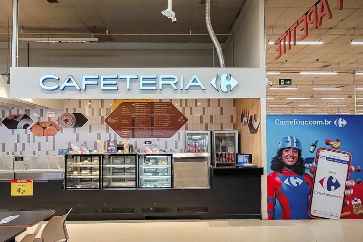 Imagem mostra a galeria dentro do Carrefour Champagnat.