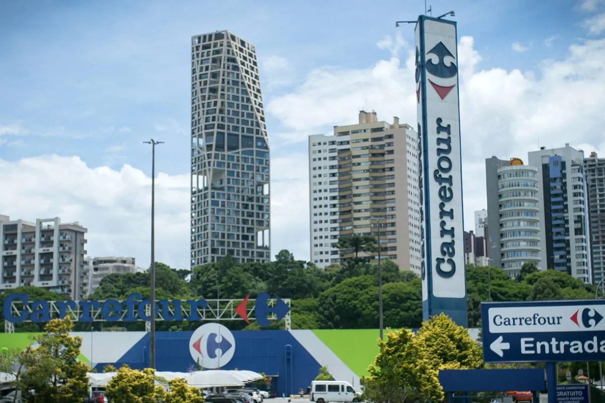 Imagem mostra a fachada do Carrefour Champagnat.