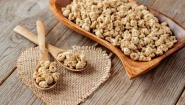 A soja texturizada é rica em aminoácidos essenciais, tem baixo teor de gordura, não contém colesterol e contribui para a saúde muscular (Imagem: KARNAVALL22 | Shutterstock)