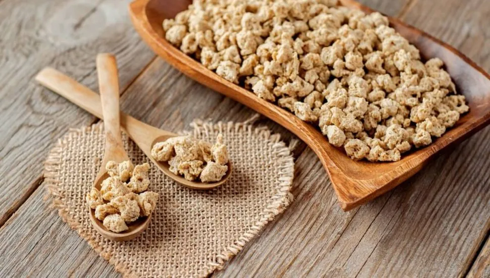 A soja texturizada é rica em aminoácidos essenciais, tem baixo teor de gordura, não contém colesterol e contribui para a saúde muscular (Imagem: KARNAVALL22 | Shutterstock)