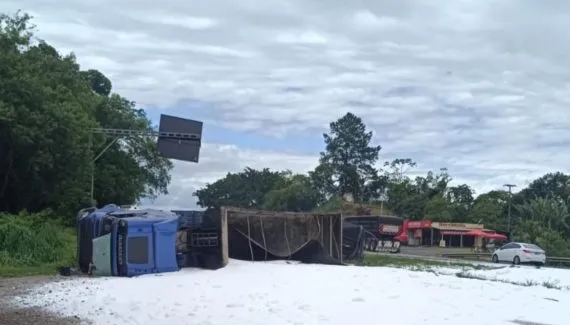 Caminhão carregado de ureia tomba na BR-277, em Morretes