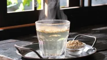 O chá de coentro é conhecido por equilibrar os três doshas: Vata, Pitta e Kapha (Imagem: Ricky_herawan | Shutterstock)