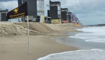 imagem mostra paredão de areia em matinhos, no litoral do paraná