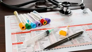 Os exames de sangue, fezes e urina são essenciais para identificar alterações no organismo (Imagem: Henrik Dolle | Shutterstock)