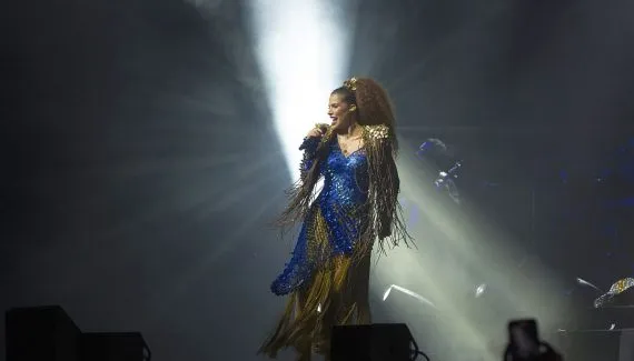 Vanessa da Mata em Curitiba; terá virada de lote de ingressos será nesta sexta-feira