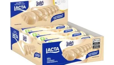 Imagem mostra uma caixa com barras de chocolate brando Laka.