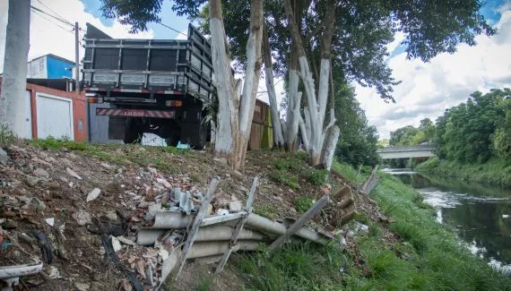 Erosão faz rua afundar e vira ameaça diária a moradores em bairro de Curitiba
