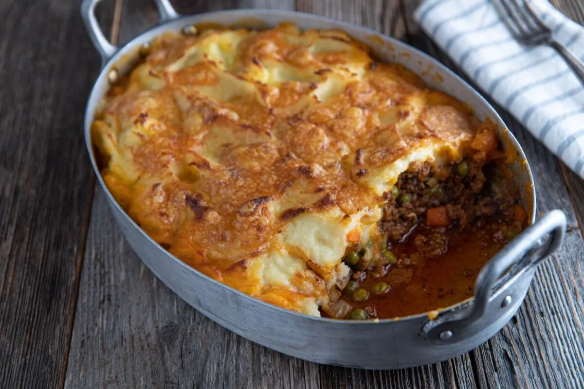 Escondidinho de carne moída com purê gratinado (Imagem: Angelika Heine | Shutterstock)