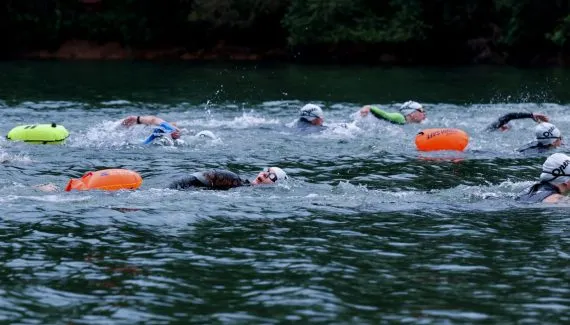 Nadadores curitibanos desafiam as águas do Rio Passaúna