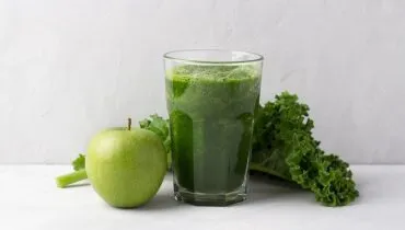 Suco verde de couve com maçã-verde (Imagem: olepeshkina | Shutterstock)