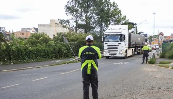 Fiscalização intensificada em viaduto do Alto Boqueirão coíbe tráfego pesado