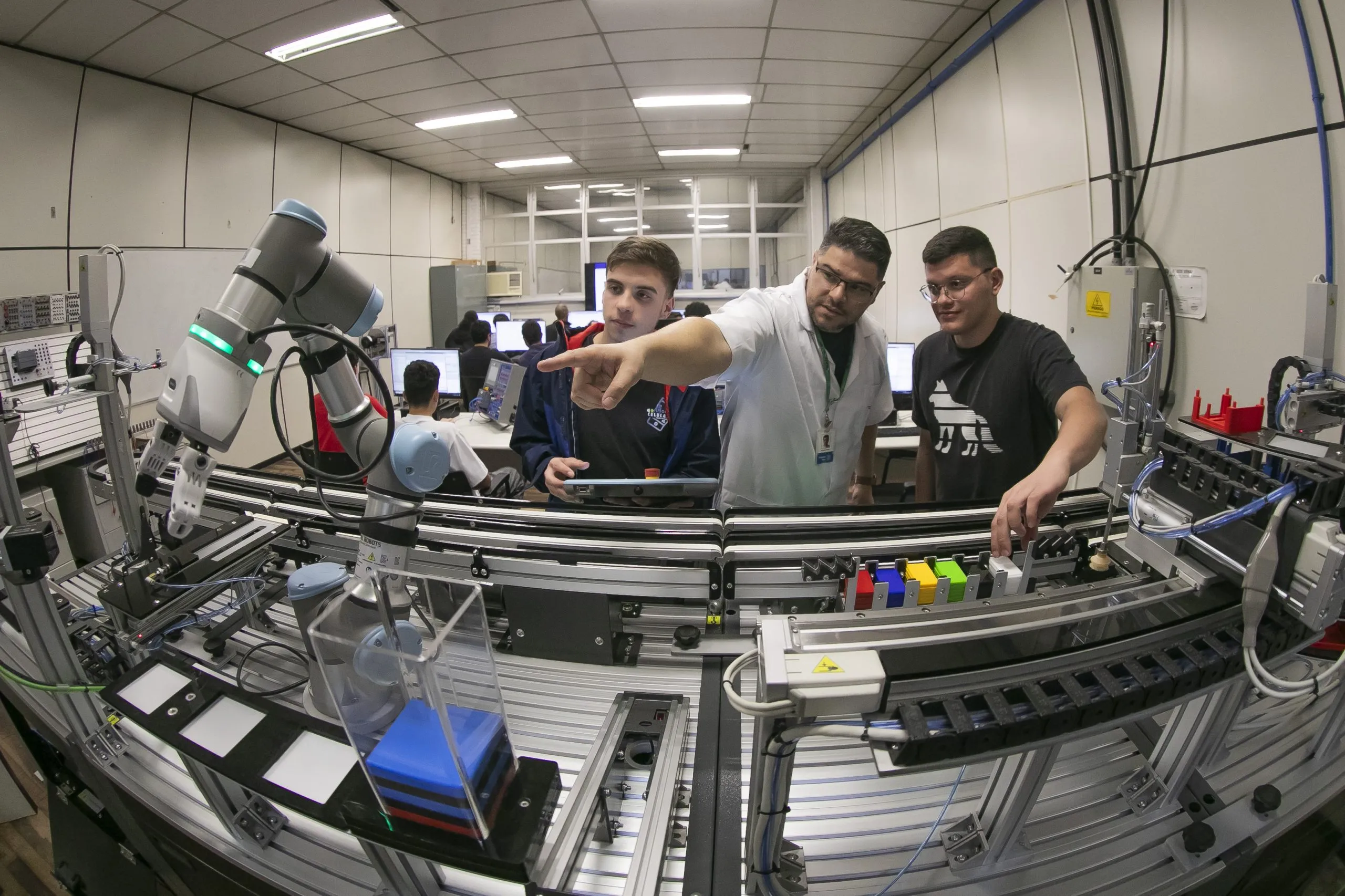 Laboratório de Automação Industrial do SENAI Afonso Pena: ambiente prático onde alunos desenvolvem competências em CLPs, robótica e sistemas inteligentes alinhados à Indústria 4.0.