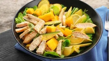 Salada de alface com frango e manga (Imagem: Africa Studio | Shutterstock)