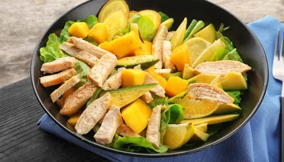 10 saladas proteicas para aumentar a massa muscular