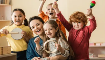 Falar sobre a professora, os colegas, os brinquedos e as brincadeiras ajuda a diminuir a ansiedade e tornar o ambiente escolar mais familiar (Imagem: LightField Studios | Shutterstock)