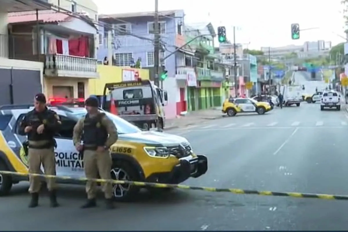 Rua Guabirotuba ficou completamente bloqueada após o confronto com duas mortes.