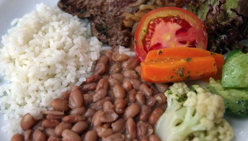 Imagem mostra um clássico prato feito com arroz, feijão, bife e salada.
