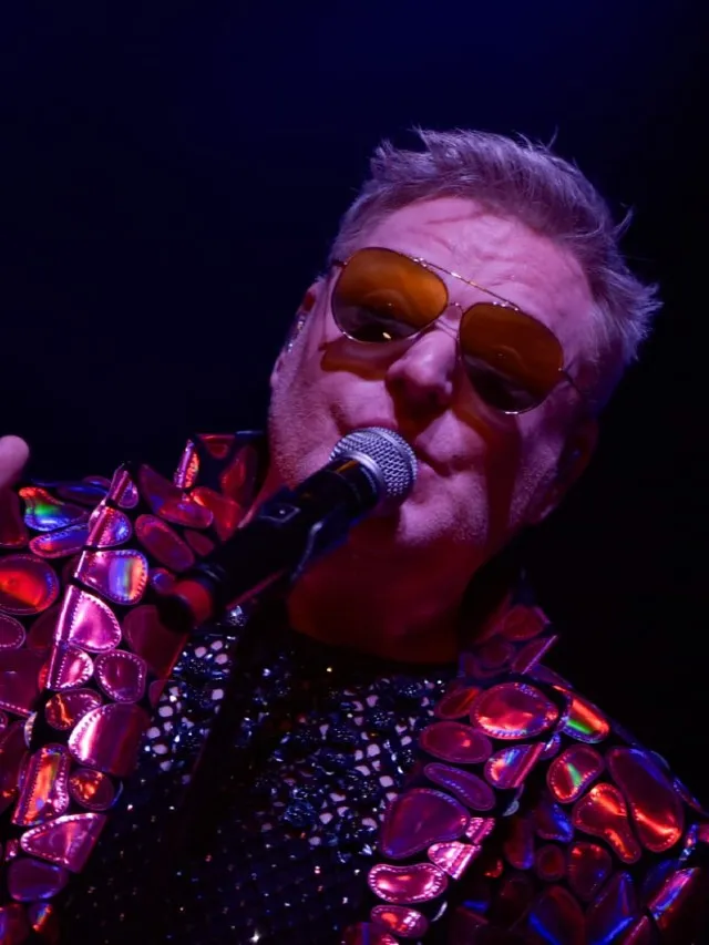 Andy Bell, do Erasure, faz show vibrante em Curitiba: veja fotos