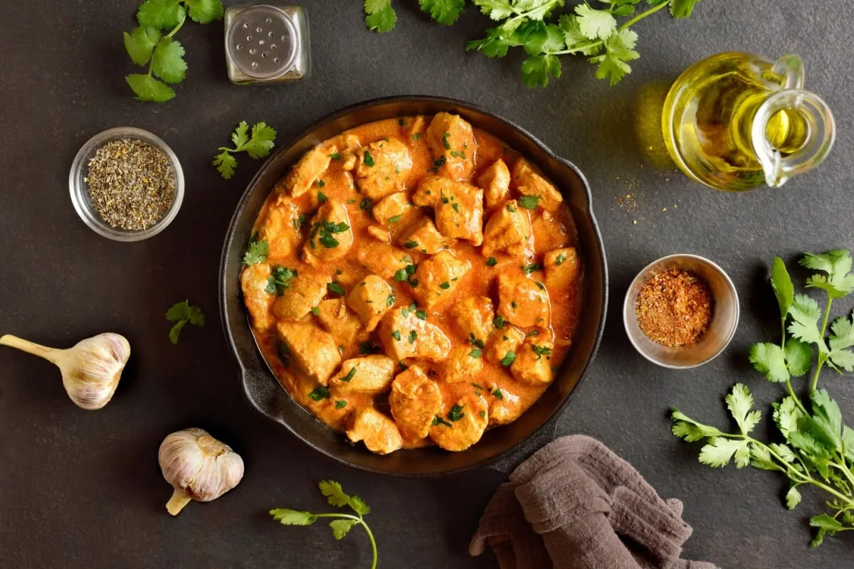 Frango ao molho cremoso de especiarias (Imagem: Tatiana Volgutova | Shutterstock)