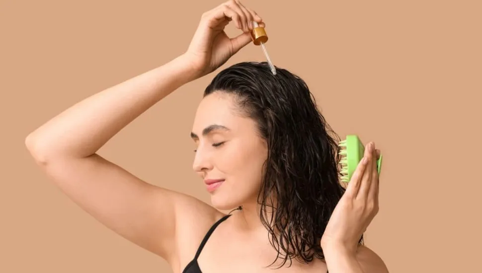 Quando os fios estão muito danificados, pode ser necessário um plano de tratamento que inclua uso de dermocosméticos específicos e suplementação oral (Imagem: Pixel-Shot | Shutterstock)