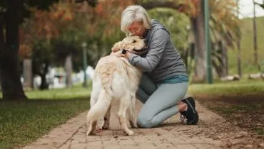 Quando o tutor aprende a se comunicar com o cachorro, a relação entre eles se transforma (Imagem: PeopleImages | Shutterstock)