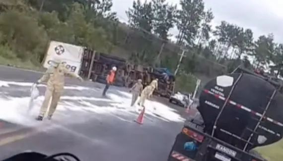 Carreta invade contramão, tomba e bloqueia Rodovia do Xisto na RMC