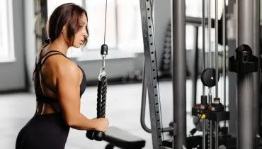 Ajustes no treino durante o verão ajudam a garantir o conforto e a segurança (Imagem: Karkhut | Shutterstock)