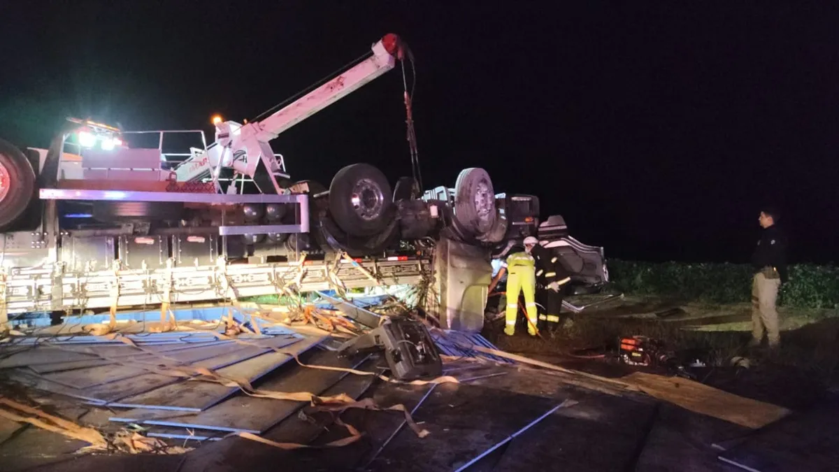 caminhão tomba na rodovia do xisto e deixa motorista ferido