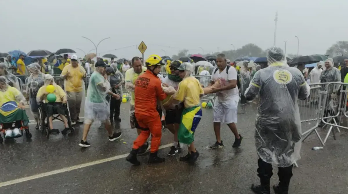 manifestantes ficam feridos após raio cair durante finalização da caminhada de nikolas ferreira