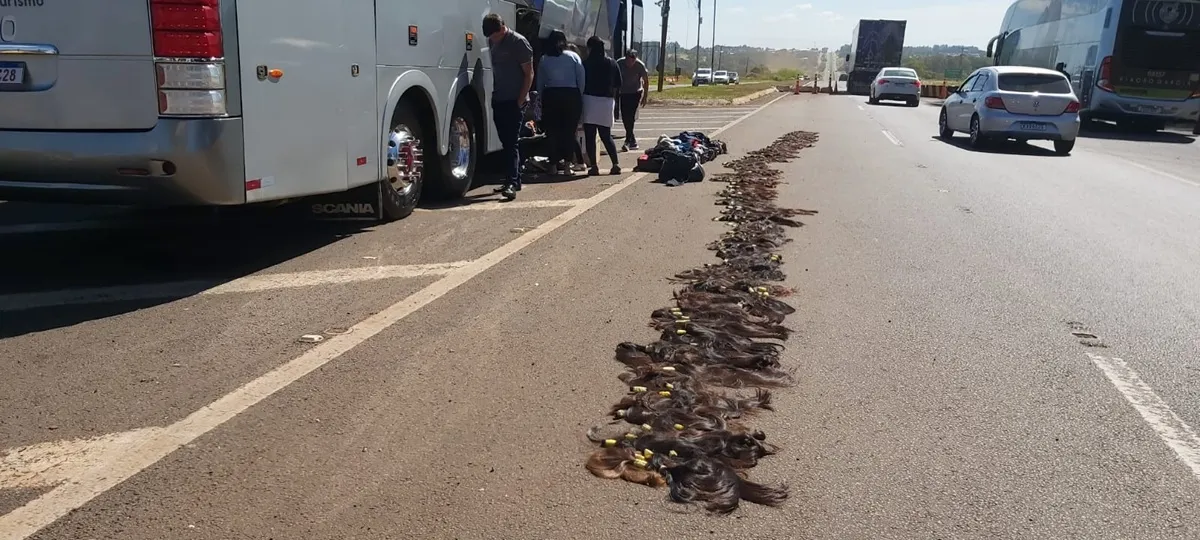 Cabelos e remédios escondidos em malas levam PRF a apreensão em ônibus