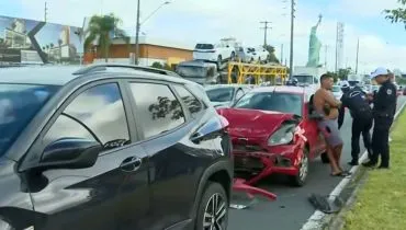 Acidente complica o trânsito na Linha Verde na manhã desta segunda-feira (26/01)