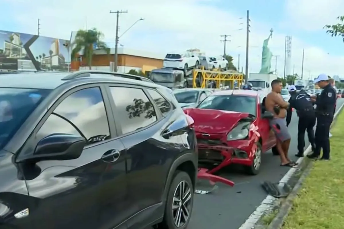 Acidente complica o trânsito na Linha Verde na manhã desta segunda-feira (26/01)