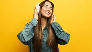 A música é processada pelo cérebro de forma quase automática e tem o poder de influenciar emoções, nível de estresse, foco e decisões (Imagem: muse studio | Shutterstock)