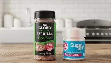 Imagem mostra um Sal e um pó decorativo recolhidos pela Anvisa.