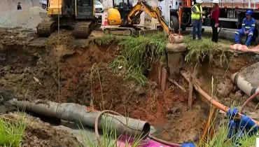 Imagem mostra um grande buraco em Curitiba