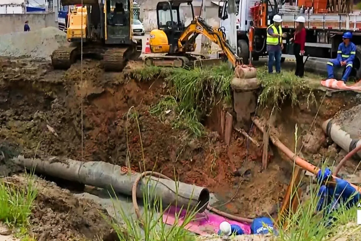 Imagem mostra um grande buraco em Curitiba