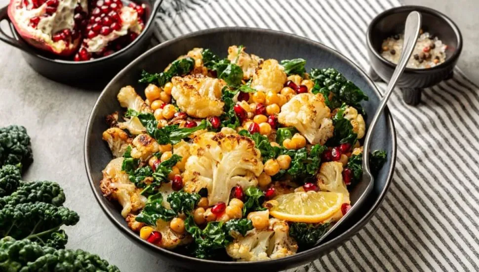 Salada de grão-de-bico com couve e romã (Imagem: OlgaBombologna | Shutterstock)