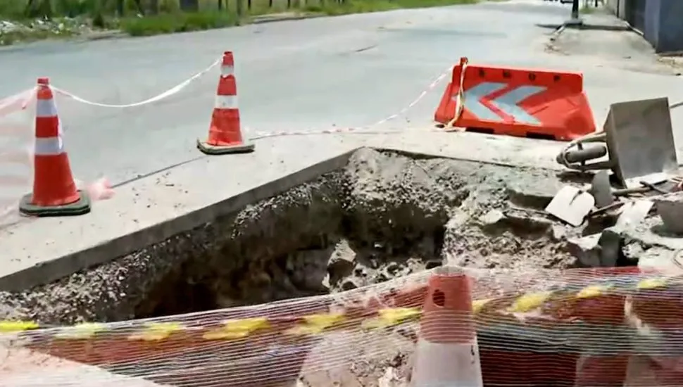 Para realizar a conversão no cruzamento, motoristas precisam invadir a contramão.