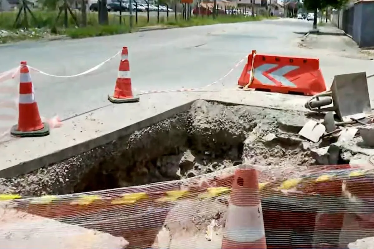 Para realizar a conversão no cruzamento, motoristas precisam invadir a contramão.