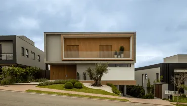 Ao construir do zero, o terreno inclinado deixa de ser um problema e passa a guiar as melhores soluções do projeto (Projeto: Meneghisso & Pasquotto Arquitetura | Imagem: JP Image)