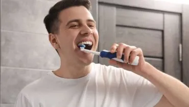 Falta de cuidados com a saúde bucal podem comprometer dentes e gengivas (Imagem: New Africa | Shutterstock)